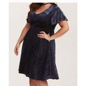 Torrid Womens dress size 1x Blue Velvet Floral  Short Sleeve Keyhole Back